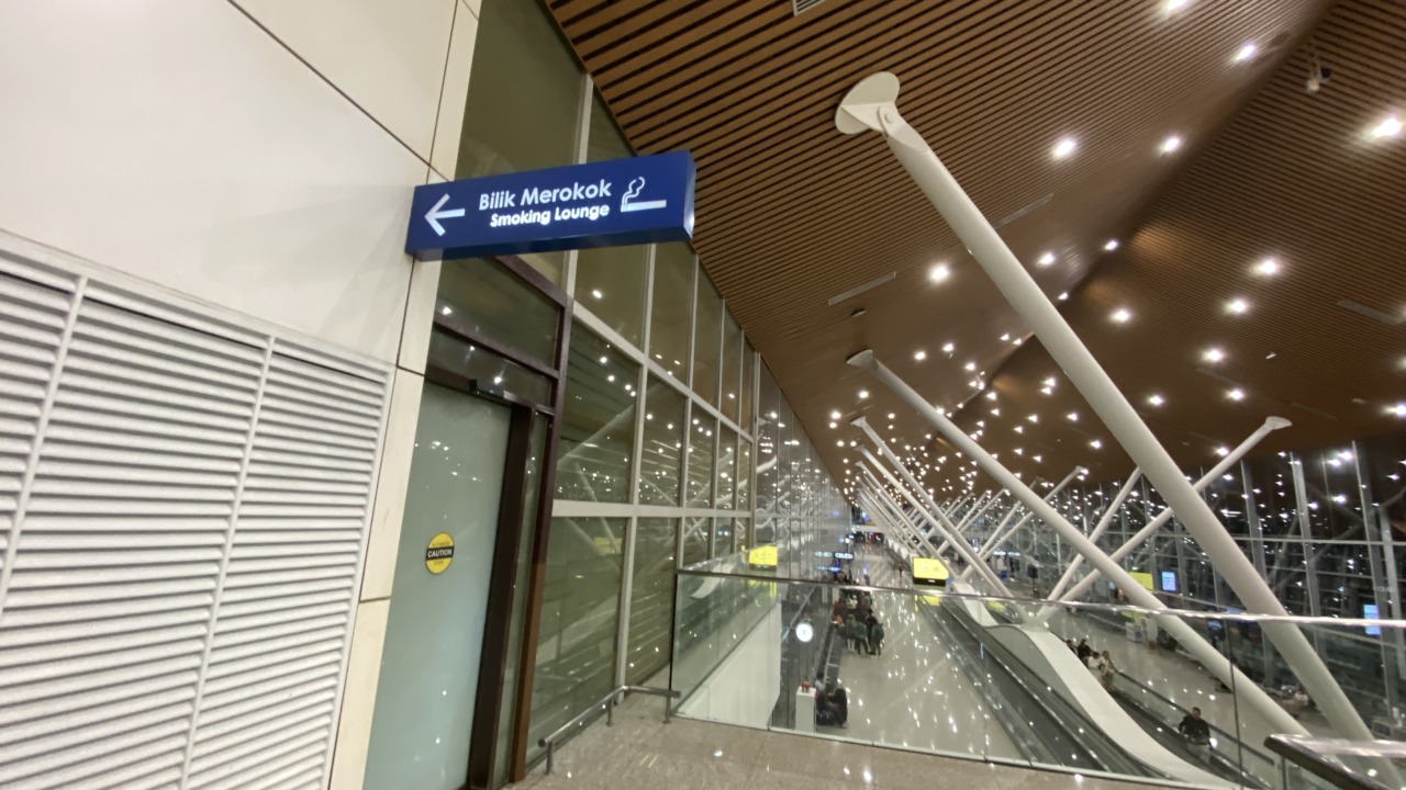 クアラルンプール国際空港の喫煙スペース